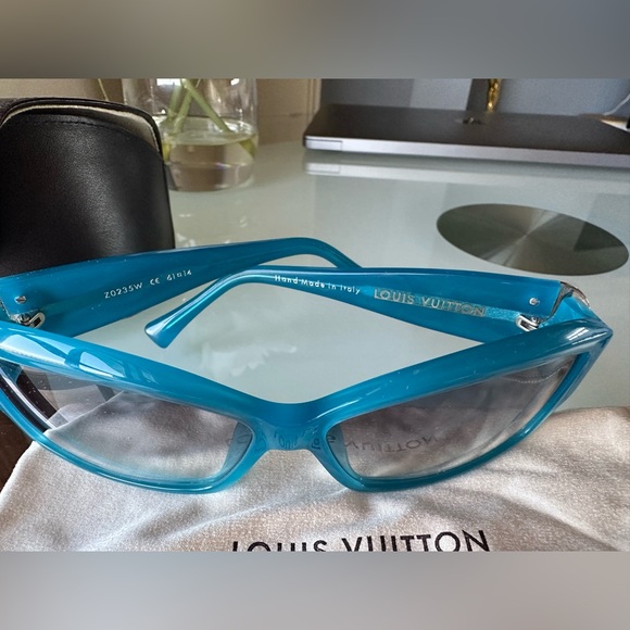 Authentic Luis Vuitton blue sunglasses Great condition. Barely worn! - Picture 2 of 5